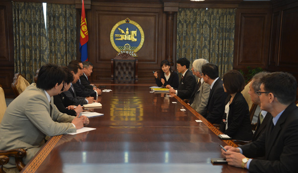 З.Энхболд эмч багш нарыг хүлээн авч уулзав